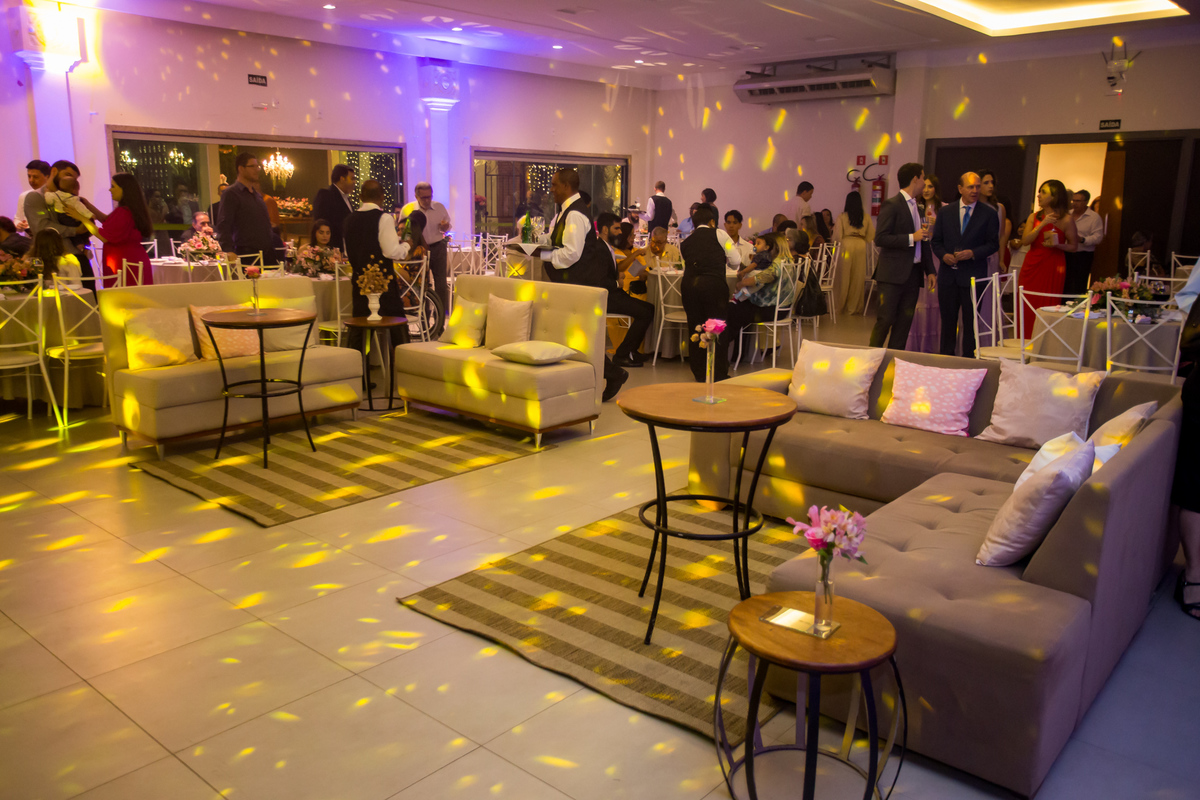 Iluminação ambiente suave realçando a decoração da festa de casamento.