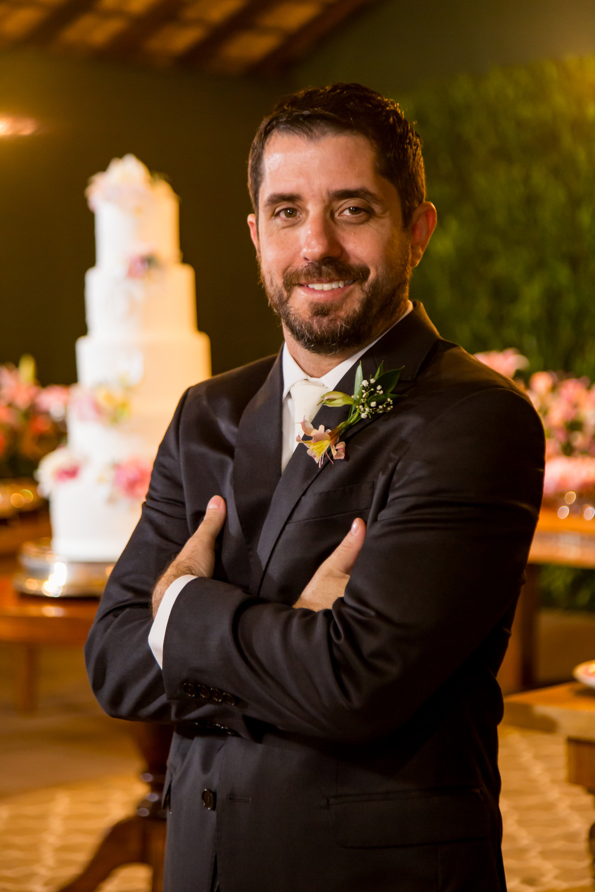 Retratos na mesa do bolo com o fotógrafo de casamento em Guarapari garantem um toque de elegância e emoção às memórias do casal.
