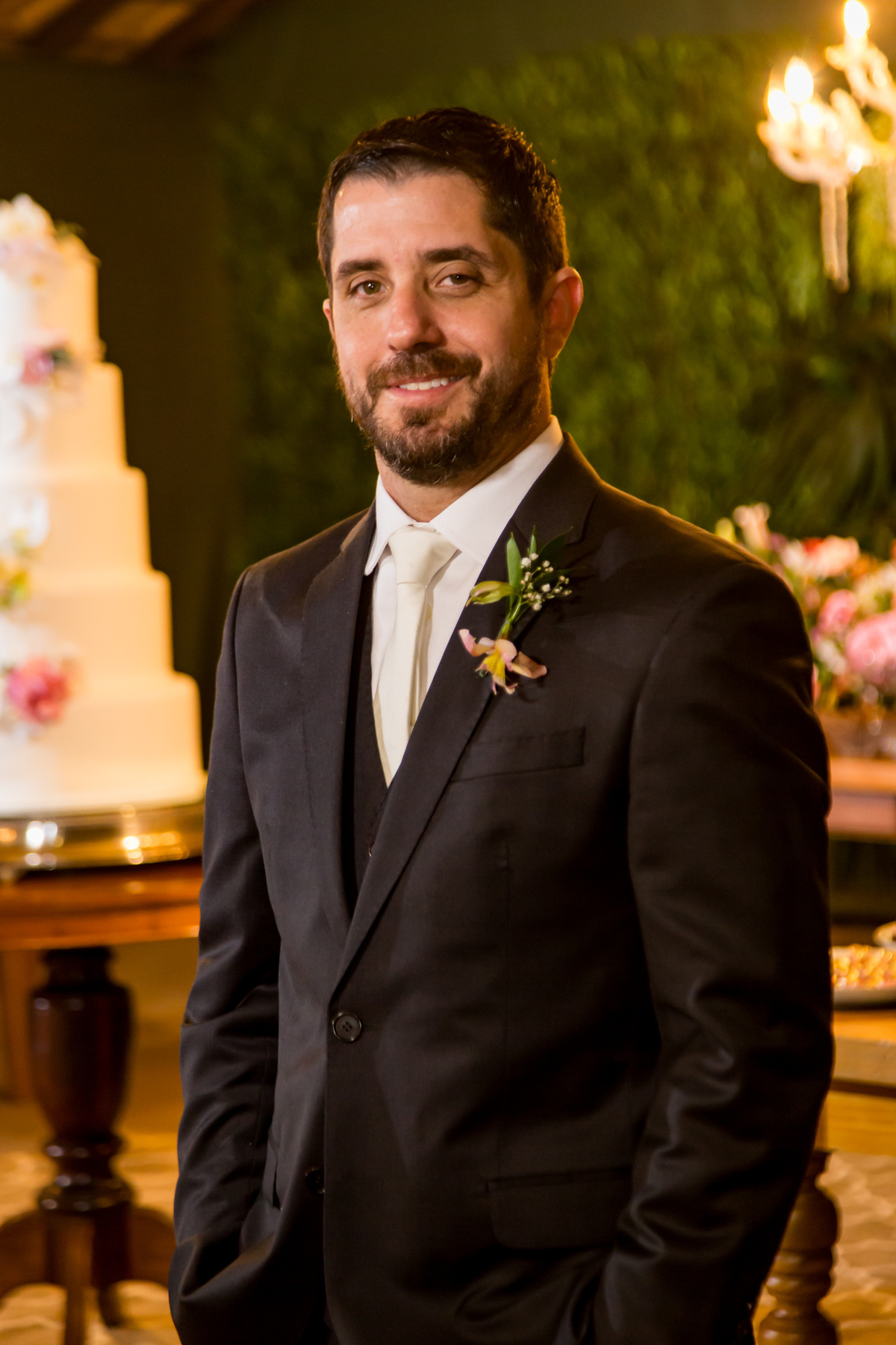 Com um fotógrafo de casamento no ES, as fotos protocolares se tornam registros emocionantes e a mesa do bolo vira um cenário inesquecível.