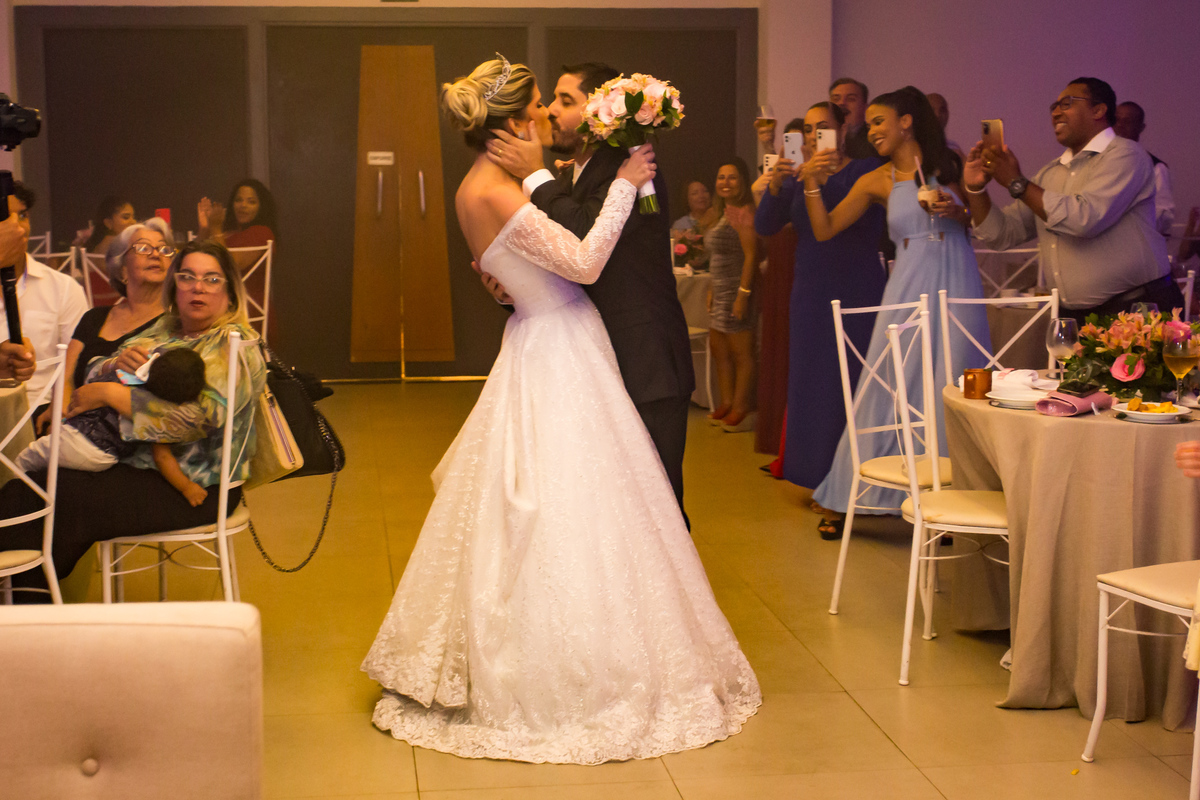 Os noivos entraram na festa com sorrisos radiantes, recebidos por aplausos calorosos. Na pista, o casal encantou a todos com uma dança cheia de emoção.