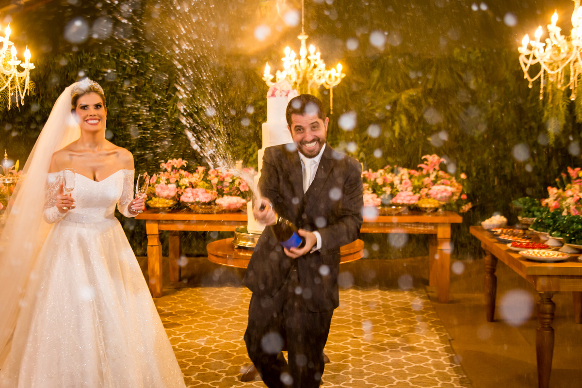 Eternize as fotos com familiares e amigos com um fotógrafo de casamento no ES, incluindo momentos especiais na mesa do bolo.