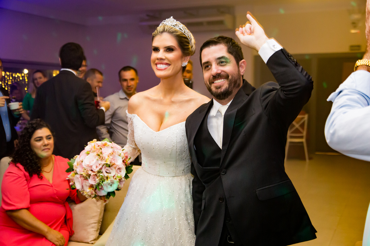 Ao som de sua música especial, os noivos entraram na festa com energia contagiante. A primeira dança foi marcada por sorrisos e abraços emocionados.