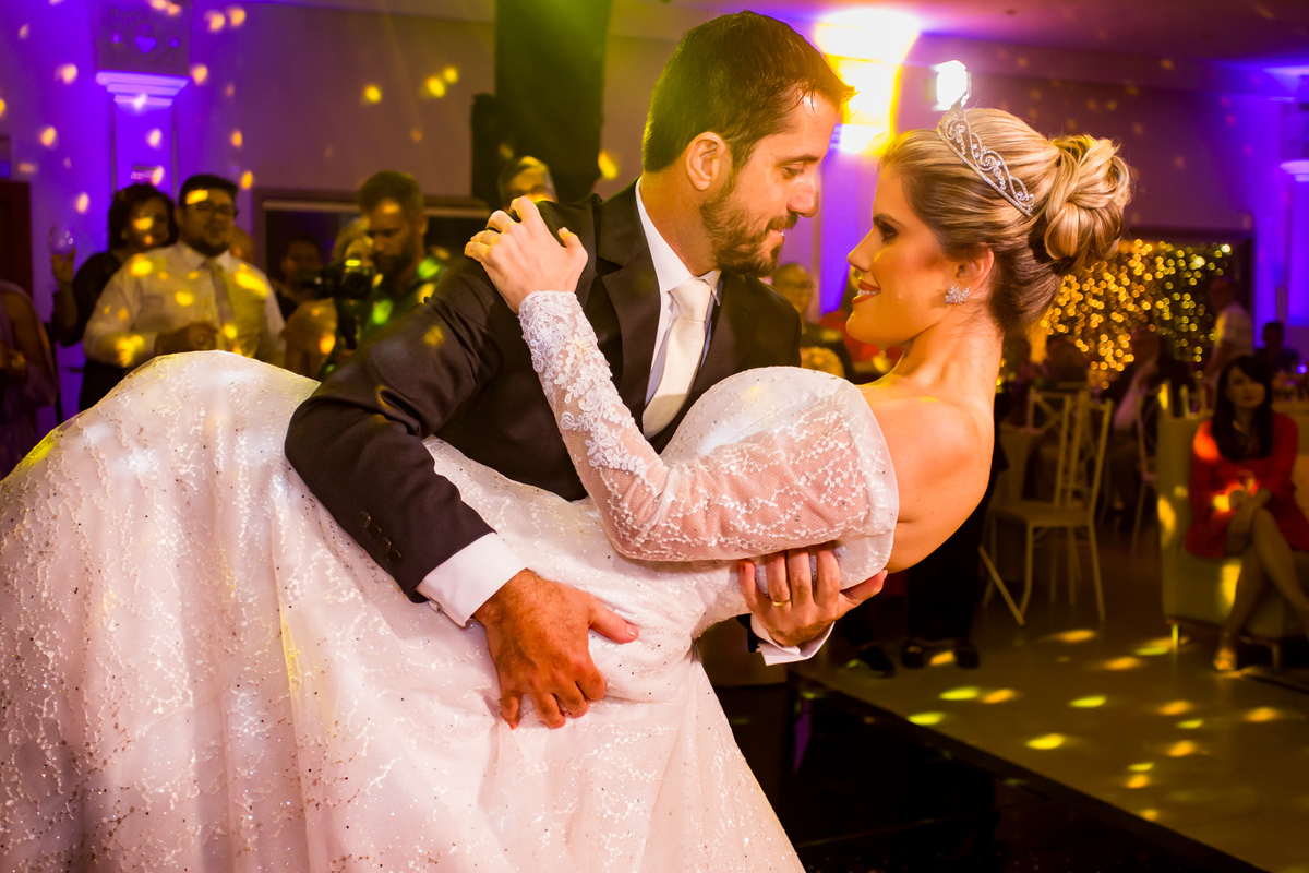 Luzes focaram nos noivos enquanto eles faziam sua entrada triunfal. A primeira dança emocionou até os convidados mais discretos.