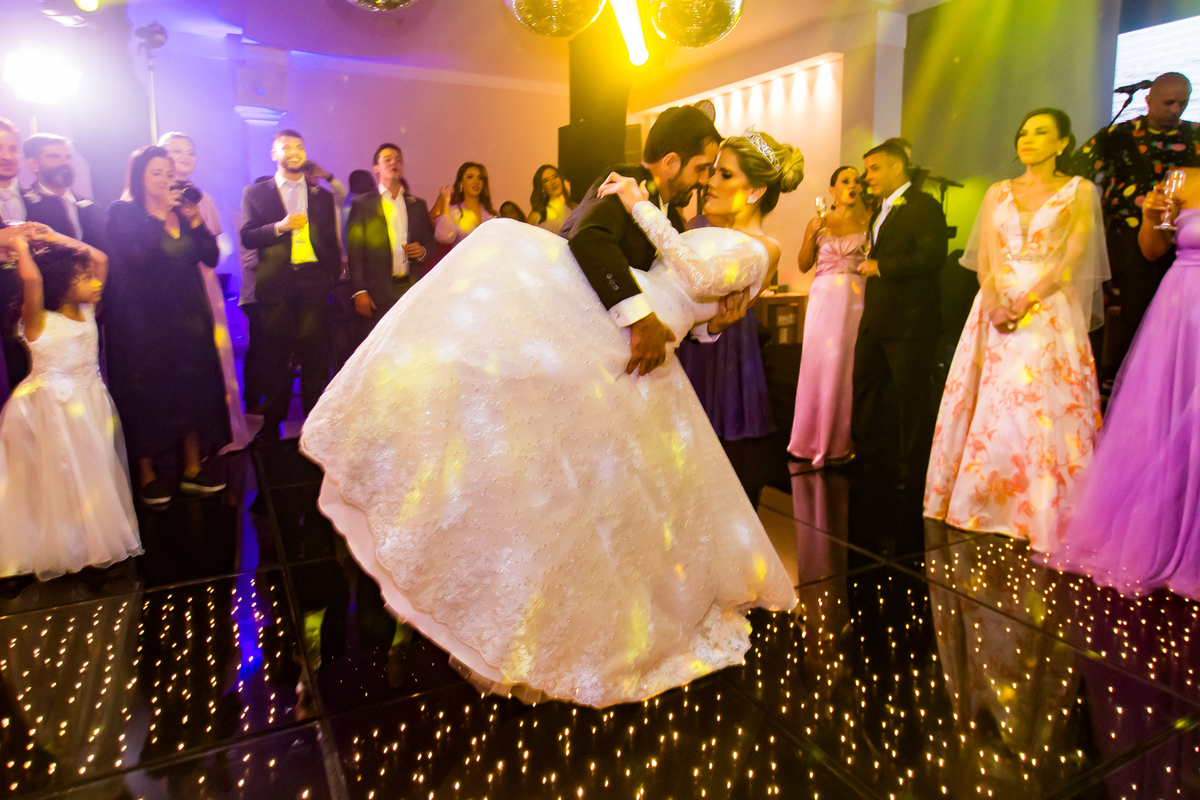 A entrada dos noivos foi um misto de emoção e diversão, com todos aplaudindo de pé. A dança inaugural foi cheia de charme e delicadeza.