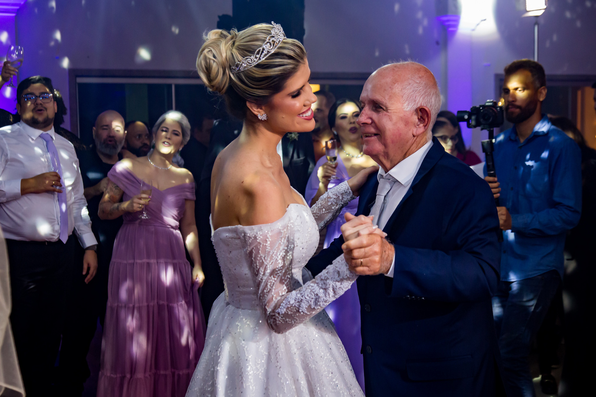 Os noivos entraram de mãos dadas e com olhares brilhantes. A primeira dança encantou todos, selando o início da festa com perfeição.