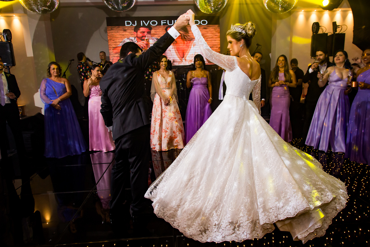 Noivos inauguram a pista de dança com uma coreografia emocionante.