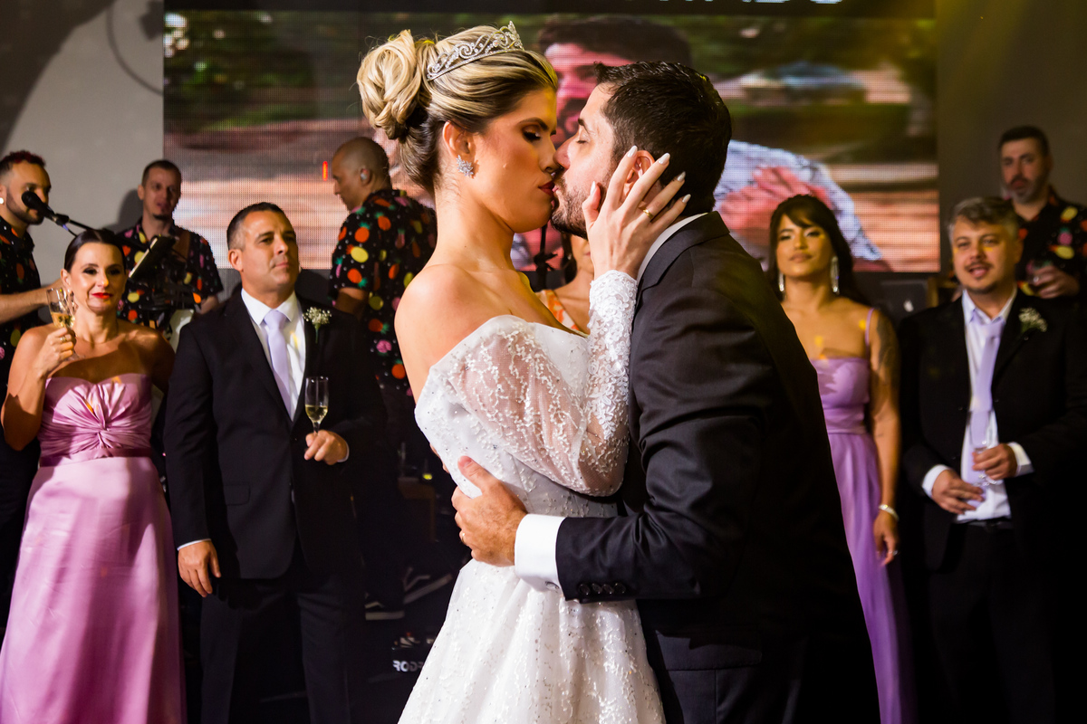 Com um brinde especial, os noivos foram recebidos na festa. A primeira dança foi um verdadeiro espetáculo de romantismo.