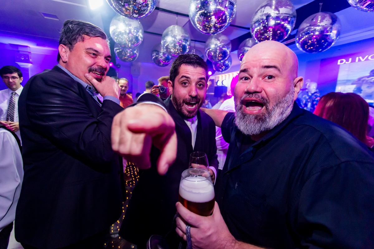 Festa de casamento com momentos únicos capturados na pista de dança. Casamento transformado em show com banda animada e luzes dinâmicas.