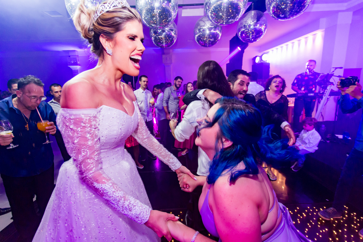 Ritmos animados e pista cheia marcam uma celebração de casamento perfeita. Casamento se torna festa de gala com uma banda inesquecível e pista lotada.