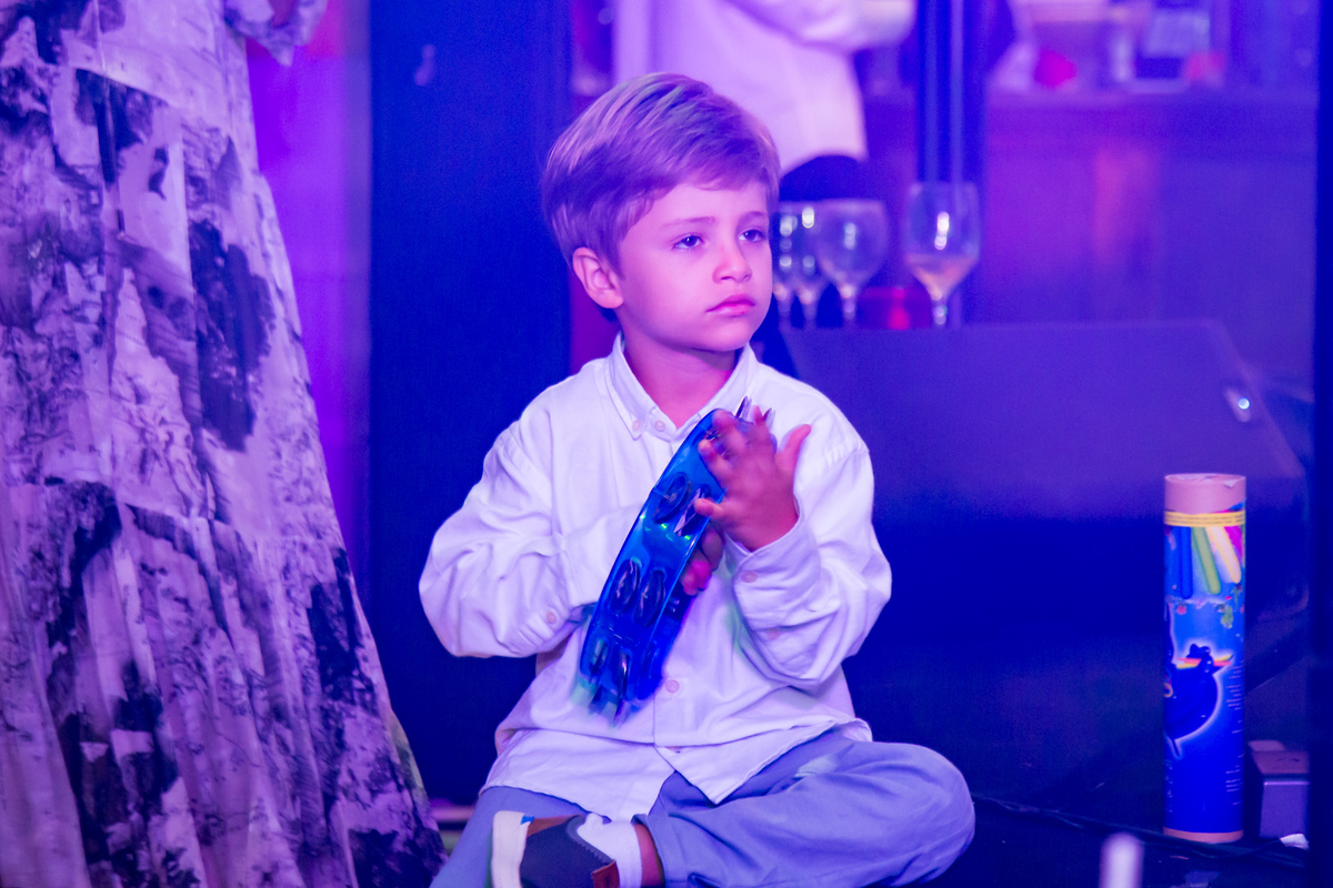 esta cheia de estilo com pista iluminada e banda ao vivo.  Festa de casamento com momentos únicos capturados na pista de dança.