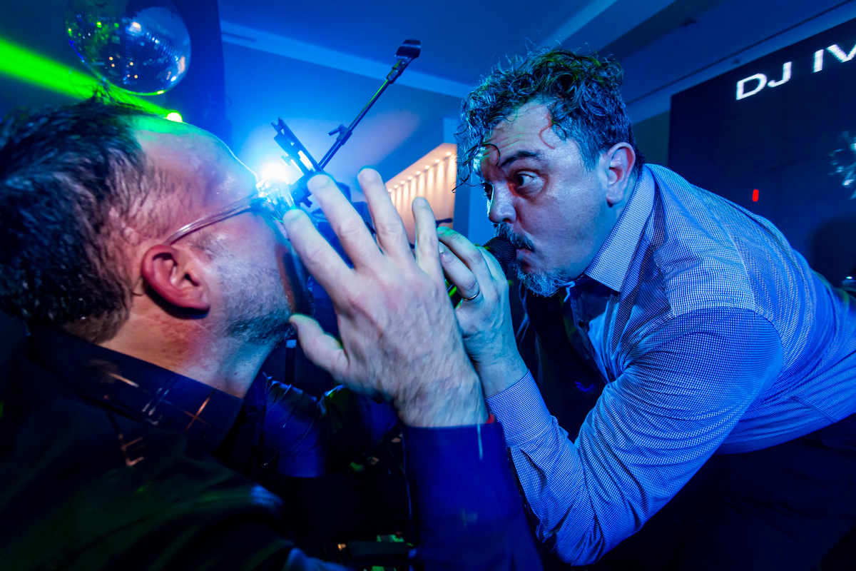 Banda para casamento com vocalista interagindo com os noivos e convidados.