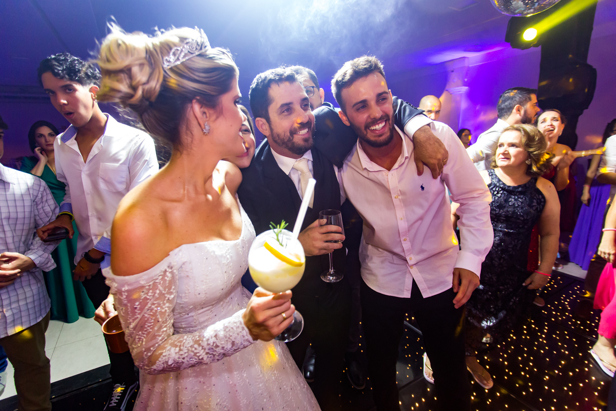 Energia contagiante e banda espetacular marcam o casamento. Noivos celebrando na pista ao som da banda que marcou sua história.