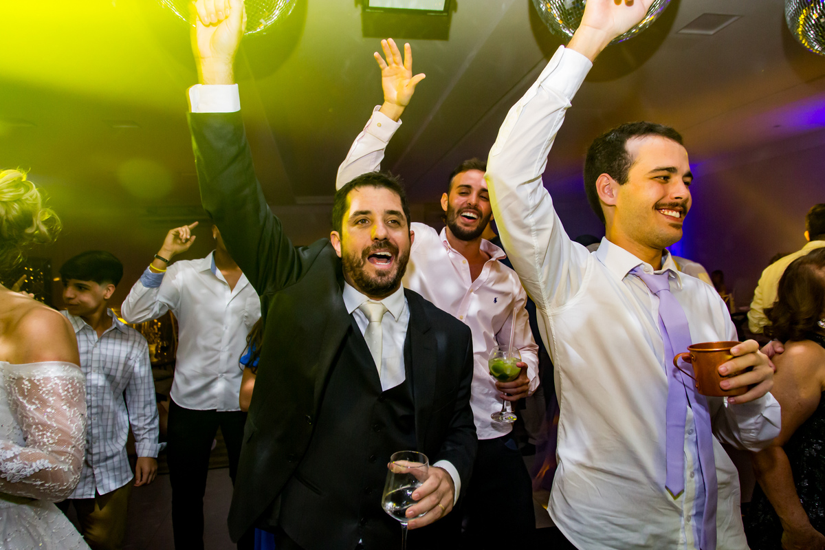 Todos cantando juntos na pista ao som da banda escolhida pelos noivos.