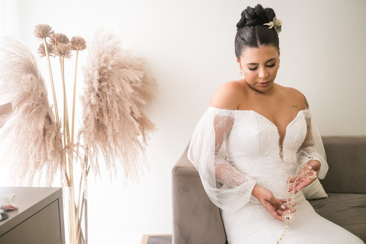 Penteado da noiva semi-preso com cachos soltos, adicionando um toque de glamour.
Making of da noiva registrando o momento de colocar os sapatos elegantes.