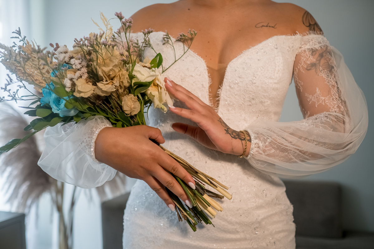 Maquiagem de noiva suave e clássica, destacando os traços marcantes. Maquiagem de noiva com olhos esfumados, criando um olhar marcante.