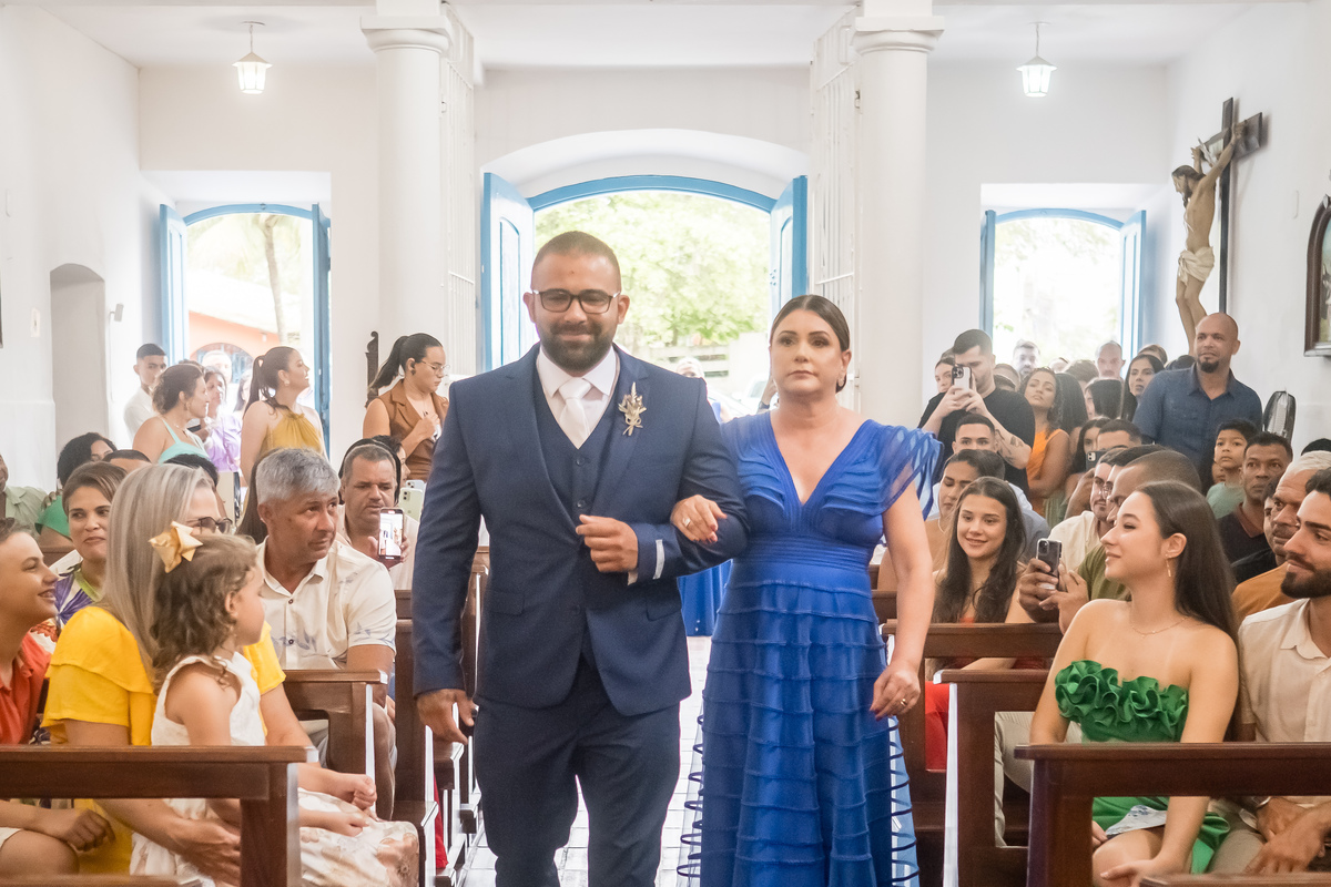 Igreja histórica em Guarapari como cenário perfeito para um casamento clássico.
Noivo se emociona na entrada da noiva na Igreja Matriz de Guarapari.