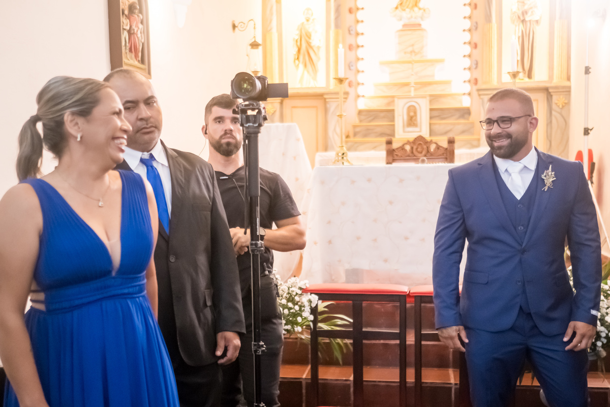 Casamento na Igreja Matriz Nossa Senhora da Conceição com presença de familiares.
Cerimônia religiosa na antiga Matriz de Guarapari com momentos emocionantes.
