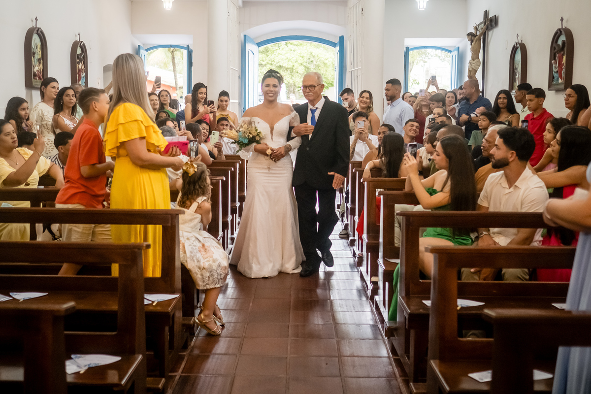 Noiva deslumbrante entra na Igreja Matriz de Guarapari e emociona a todos.
Casamento tradicional na Igreja Matriz Nossa Senhora da Conceição, Guarapari.
Emoção e fé na cerimônia de casamento na histórica Igreja Matriz de Guarapari.