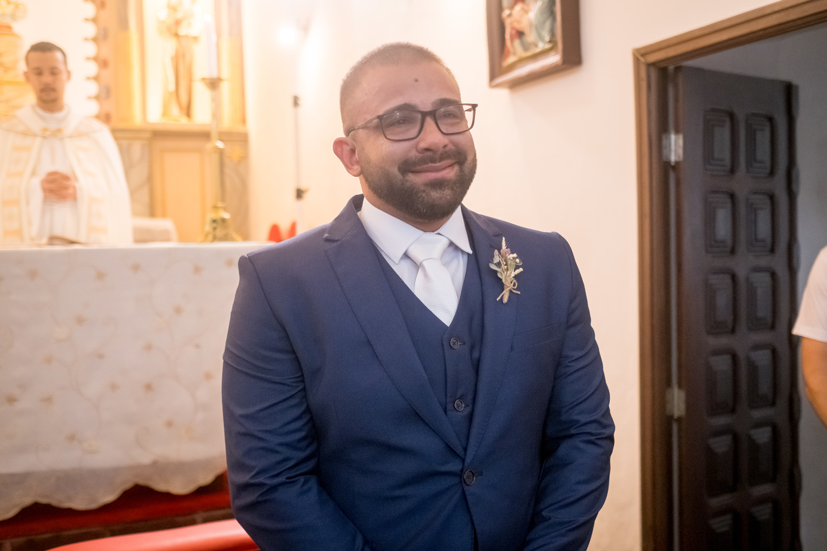 Noivo não segura as lágrimas ao ver a noiva entrar na antiga Matriz de Guarapari.
Casamento com toque clássico na Igreja Matriz de Guarapari, fundada em 1585.
Cerimônia emocionante na Igreja Matriz Nossa Senhora da Conceição em Guarapari.