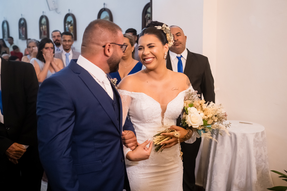 Noivos celebram seu amor na Igreja Matriz de Guarapari com amigos e família.
Fotografia de casamento na Igreja Matriz de Guarapari, um cenário histórico.