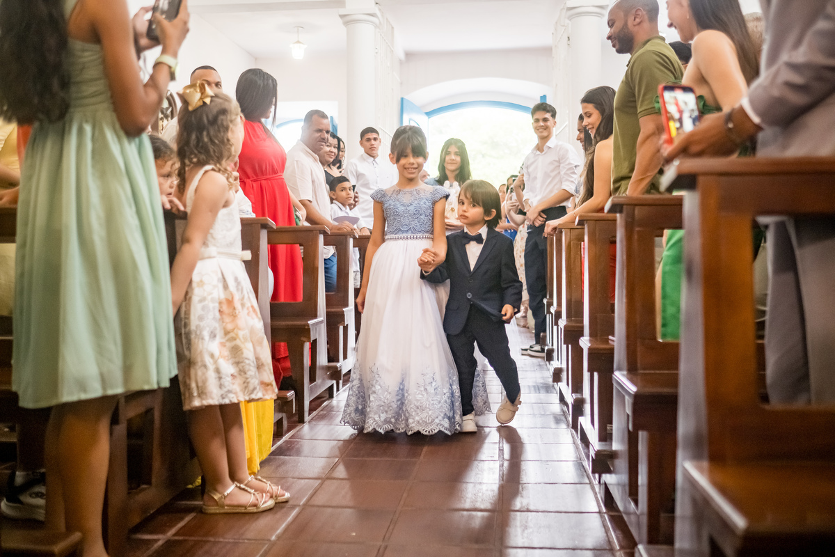 Fotógrafo de casamentos em Guarapari registra cerimônia na antiga Matriz.
Casamento clássico e atemporal na Igreja Matriz Nossa Senhora da Conceição.
Noivos trocam votos na Matriz de Guarapari em cerimônia emocionante.