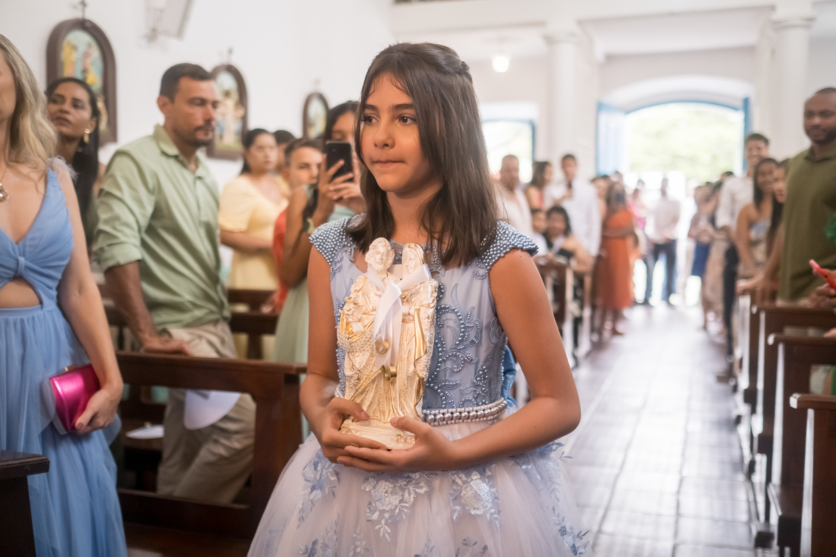 Entrada triunfal da noiva na Igreja Matriz de Guarapari emociona convidados.
Família e amigos celebram casamento na Matriz Nossa Senhora da Conceição.