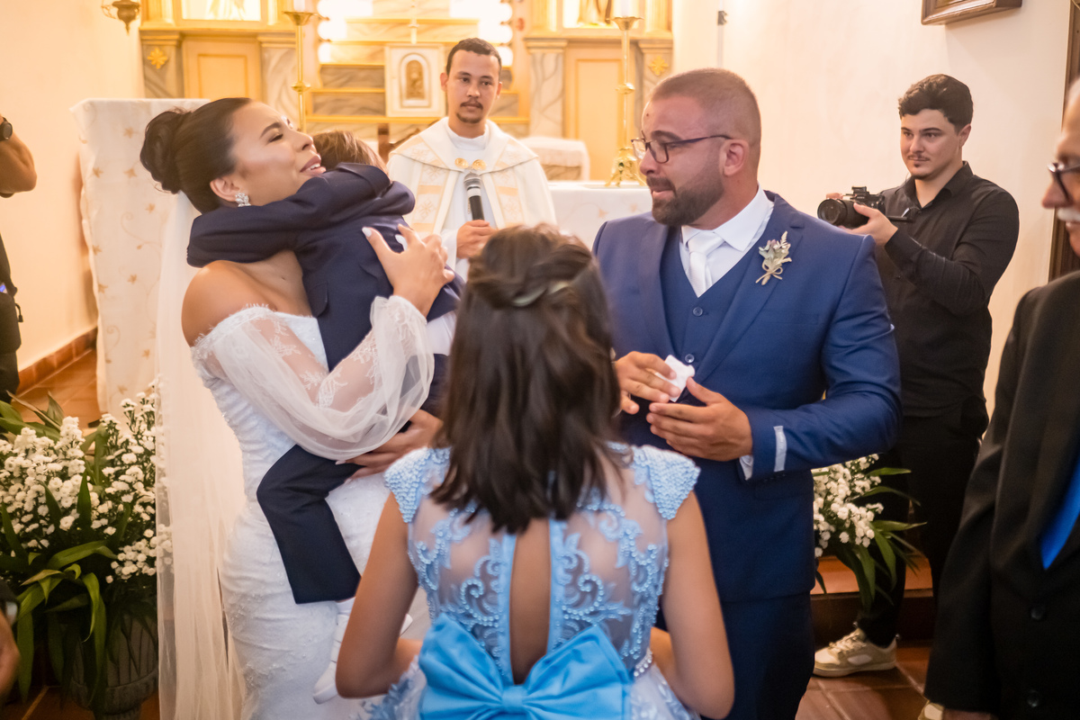 Fotografia de casamento em Guarapari com cerimônia na Matriz histórica.
Noivo emocionado ao ver a noiva na Igreja Matriz de Guarapari.
Casamento na antiga Matriz de Guarapari, um cenário de fé e tradição.