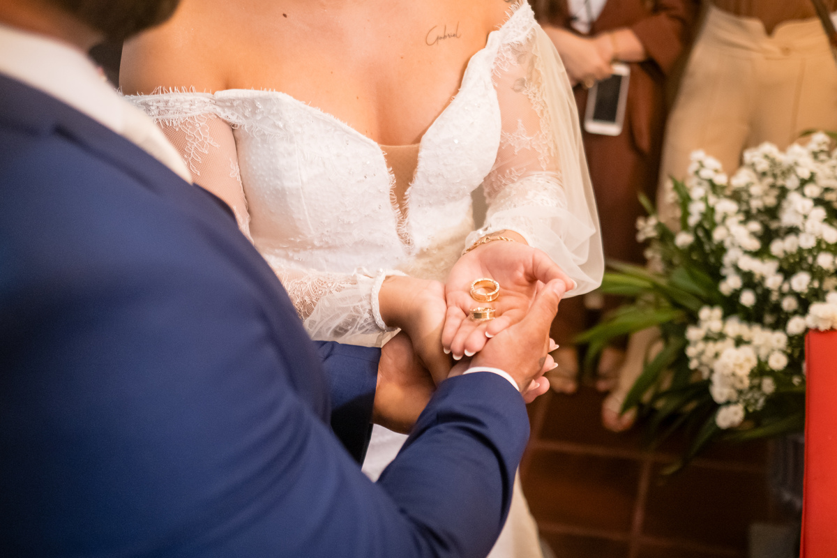 Celebração religiosa emocionante na Igreja Matriz Nossa Senhora da Conceição.
Noivos celebram o amor em cerimônia especial na Igreja Matriz de Guarapari.
Casamento inesquecível na igreja histórica de Guarapari, fundada em 1585.