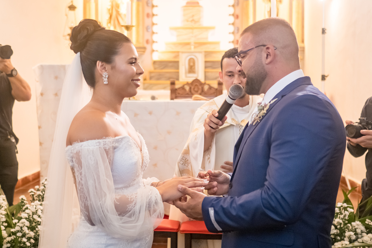 greja Matriz Nossa Senhora da Conceição: um local histórico para casamentos em Guarapari.
Fotógrafo de casamento em Guarapari registra cerimônia na Igreja Matriz.
Noivos trocam alianças na Igreja Matriz de Guarapari em cerimônia inesquecível.