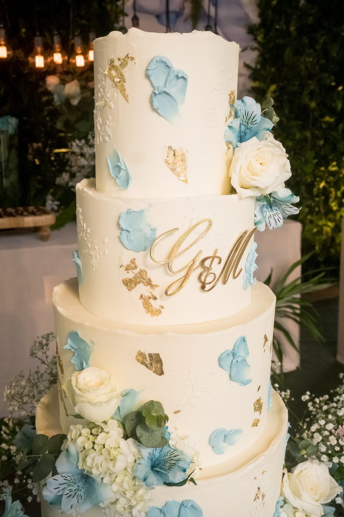 Bolo de casamento impecável, decorado com delicadeza, acompanhado de doces exclusivos, completam a decoração elegante da festa.