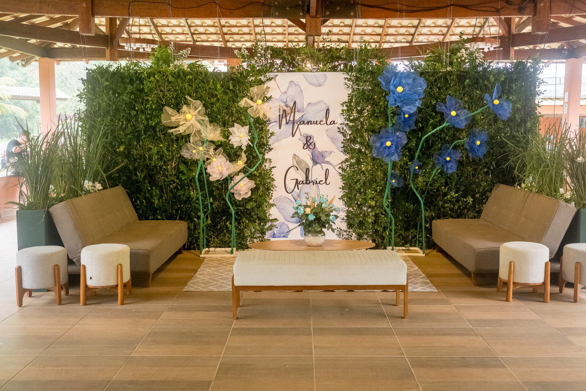 A decoração da festa de casamento reflete o estilo dos noivos, com uma mesa de bolo que exibe um bolo de casamento deslumbrante e doces artesanais.