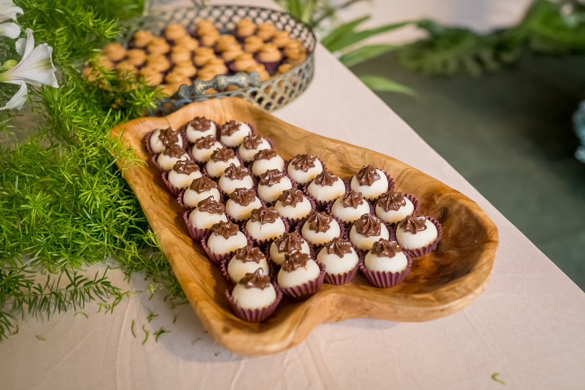 Doces de casamento sofisticados e uma mesa de bolo encantadora adicionam um toque de glamour à decoração da festa.