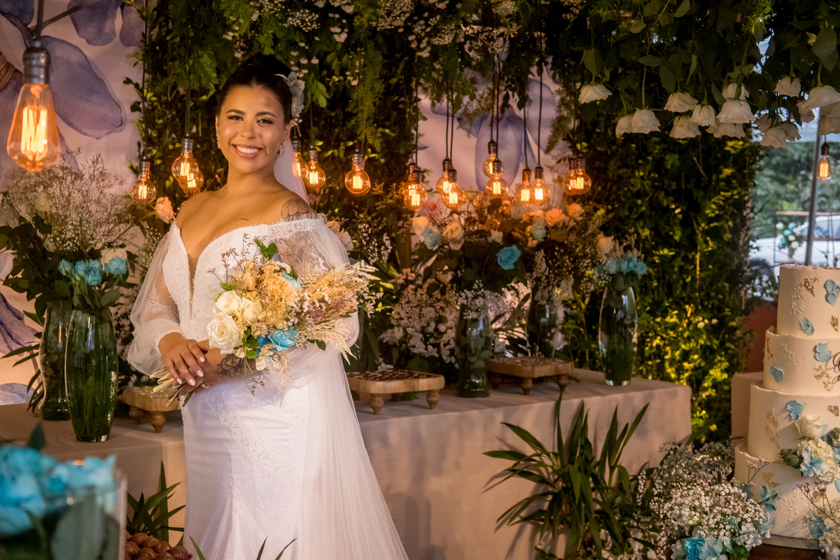 Um fotógrafo de casamento em Guarapari garante que as fotos protocolares com familiares e os noivos na mesa do bolo sejam perfeitas.