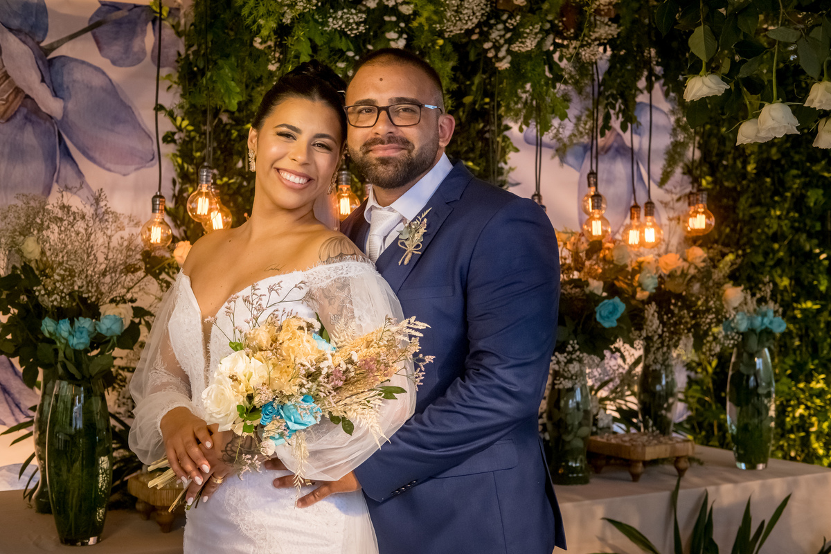 Retratos dos noivos na mesa do bolo com o fotógrafo de casamento no ES garantem um toque artístico à celebração.