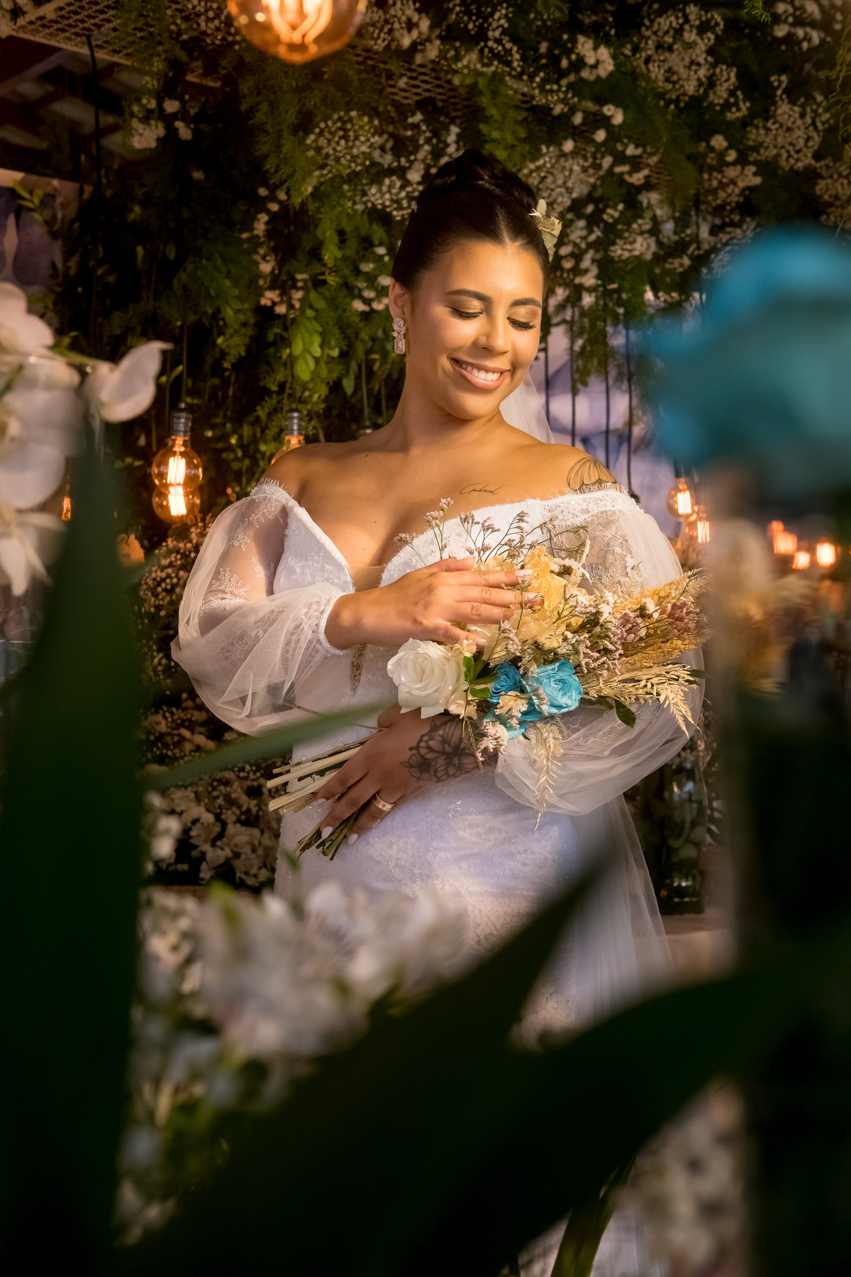 retrato da noiva em frente a mesa do bolo segundo o buquê 