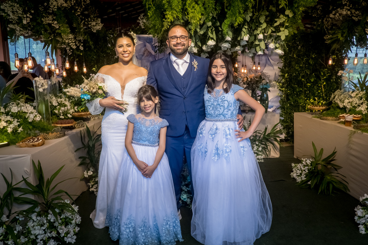 A fotografia de casamento no Espírito Santo transforma as fotos protocolares e os retratos na mesa do bolo em memórias inesquecíveis. Um fotógrafo de casamento em Guarapari garante que as fotos protocolares com familiares e os noivos na mesa do bolo 