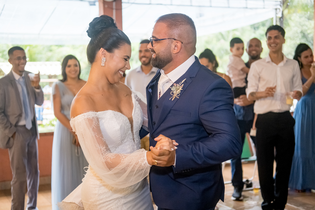 Com um brinde especial, os noivos foram recebidos na festa. A primeira dança foi um verdadeiro espetáculo de romantismo.
Os noivos entraram de mãos dadas e com olhares brilhantes. A primeira dança encantou todos, selando o início da festa com perfeição.