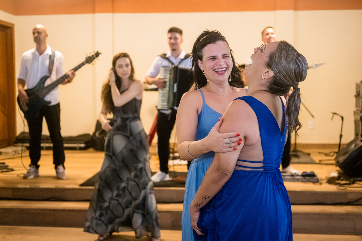 Convidados aproveitando cada segundo na pista de dança iluminada da festa.
A festa de casamento ganha vida com uma banda que cativa todos os presentes.