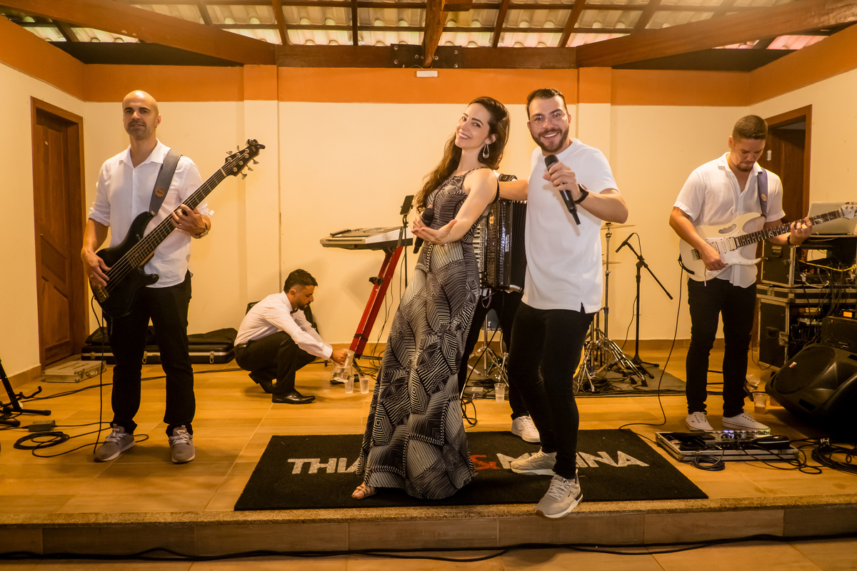 Banda ao vivo animando os convidados na festa de casamento até o amanhecer.
Luzes vibrantes e música contagiante na pista de dança do casamento.
Momentos emocionantes ao som da banda ao vivo na celebração do casamento.