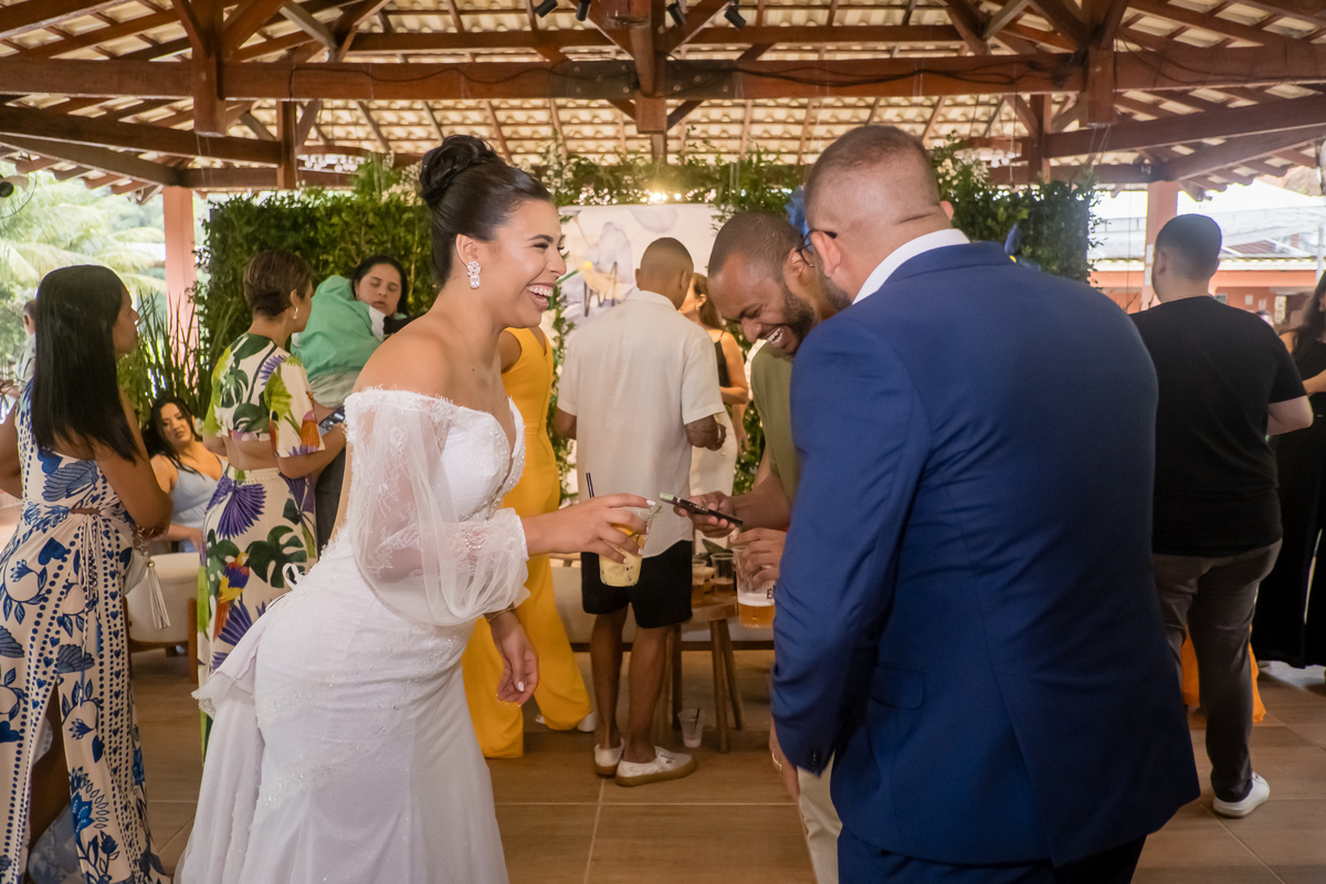 Banda para casamento criando uma atmosfera mágica na celebração dos noivos.
Todos cantando juntos na pista ao som da banda escolhida pelos noivos.
Decoração moderna e uma pista de dança espelhada marcaram o casamento.