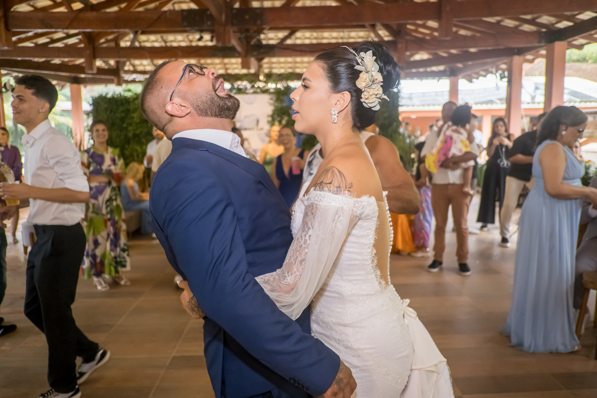 Banda tocando hits clássicos e contemporâneos, unindo gerações na pista.
Noivos inauguram a pista de dança com uma coreografia emocionante.