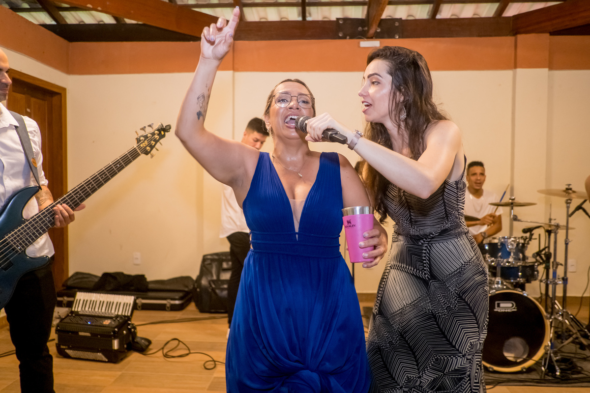 Festa de casamento inesquecível com a melhor banda da região.
Pista de dança exclusiva, decorada com luzes de LED e detalhes únicos.