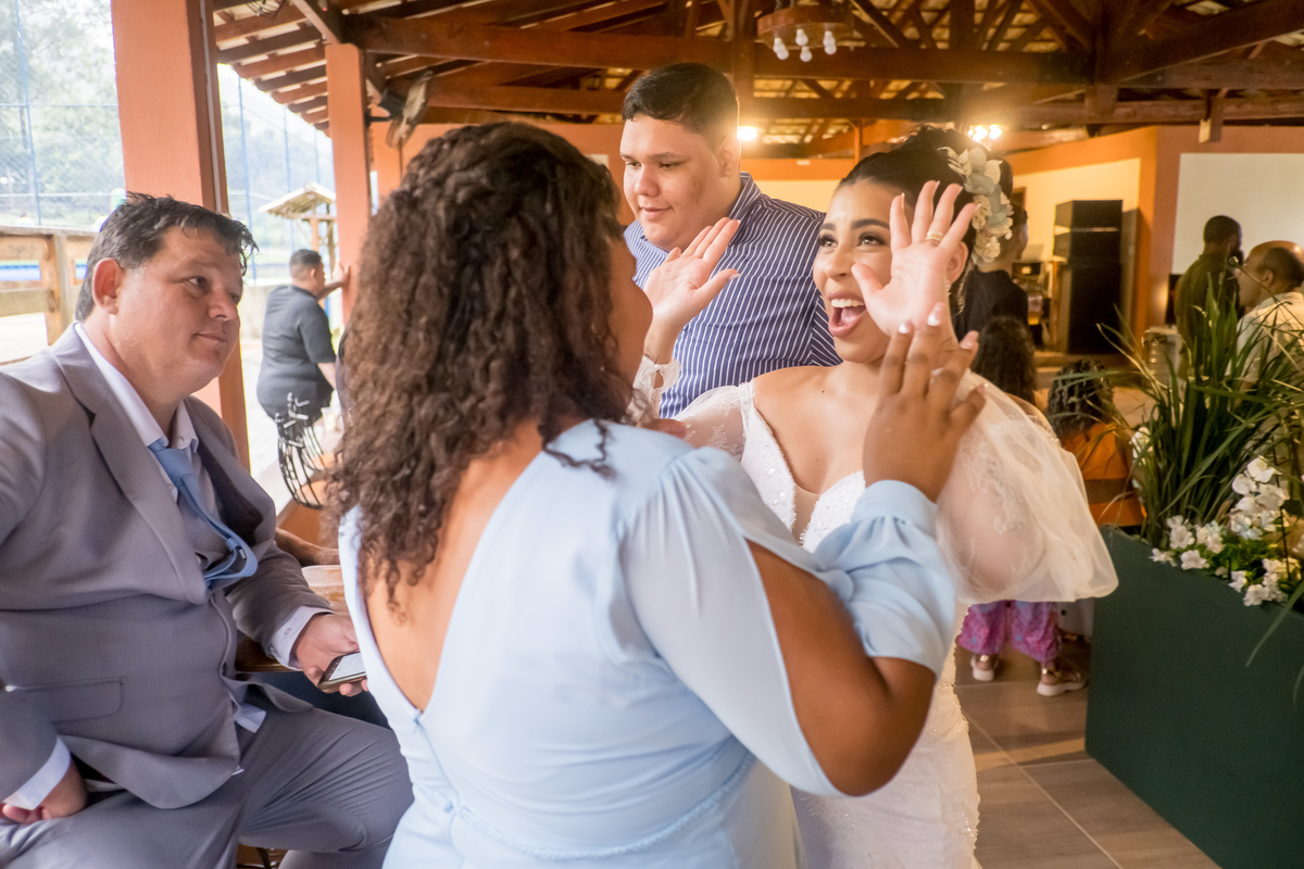 Festa de casamento repleta de energia, luzes e música de qualidade.
A pista de dança vira palco de encontros e muita diversão entre os amigos.
Festa de casamento ganha brilho com uma banda envolvente e talentosa.
