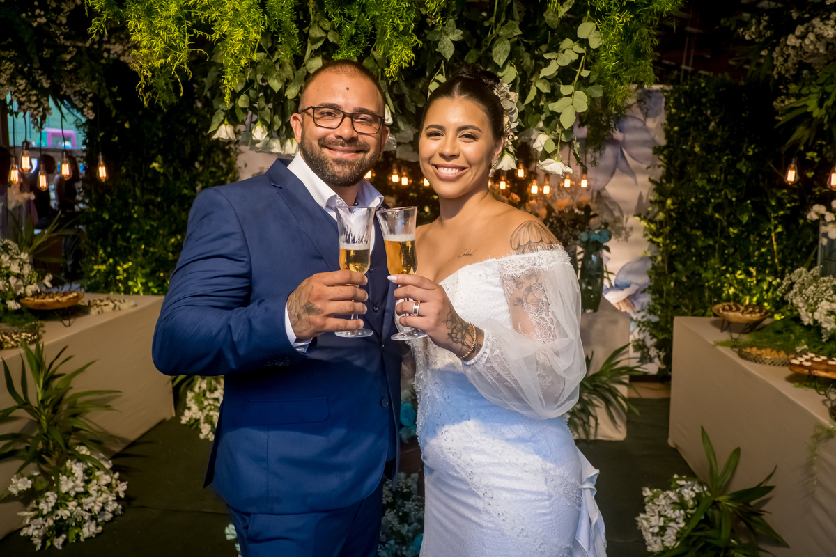 A fotografia de casamento no Espírito Santo celebra a união dos noivos e as conexões familiares em cada clique.
Fotos protocolares capturam a emoção do dia, enquanto retratos na mesa do bolo eternizam o amor, com o fotógrafo de casamento no ES.