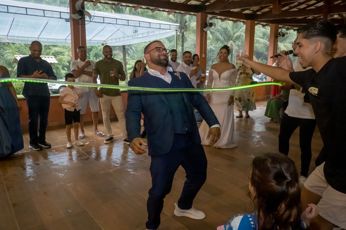 Os noivos entraram na festa com sorrisos radiantes, recebidos por aplausos calorosos. Na pista, o casal encantou a todos com uma dança cheia de emoção.