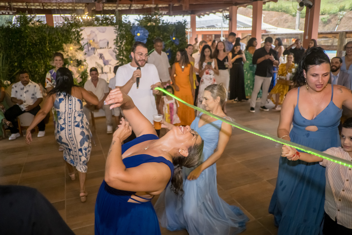 A entrada dos noivos foi pura celebração, com música alta e convidados vibrando. A dança do casal emocionou e arrancou aplausos intensos.
Os noivos entraram na festa como protagonistas de um sonho realizado.