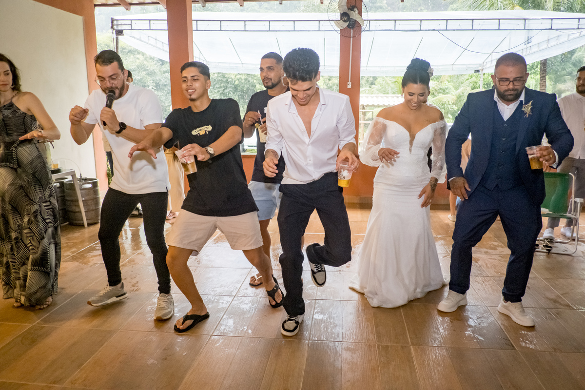 A entrada dos noivos na festa foi digna de cinema, com luzes e efeitos especiais. A primeira dança foi o momento de maior emoção da noite.