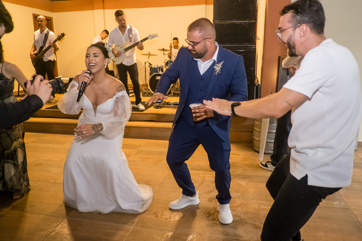 Ao som de sua música especial, os noivos entraram na festa com energia contagiante. A primeira dança foi marcada por sorrisos e abraços emocionados.