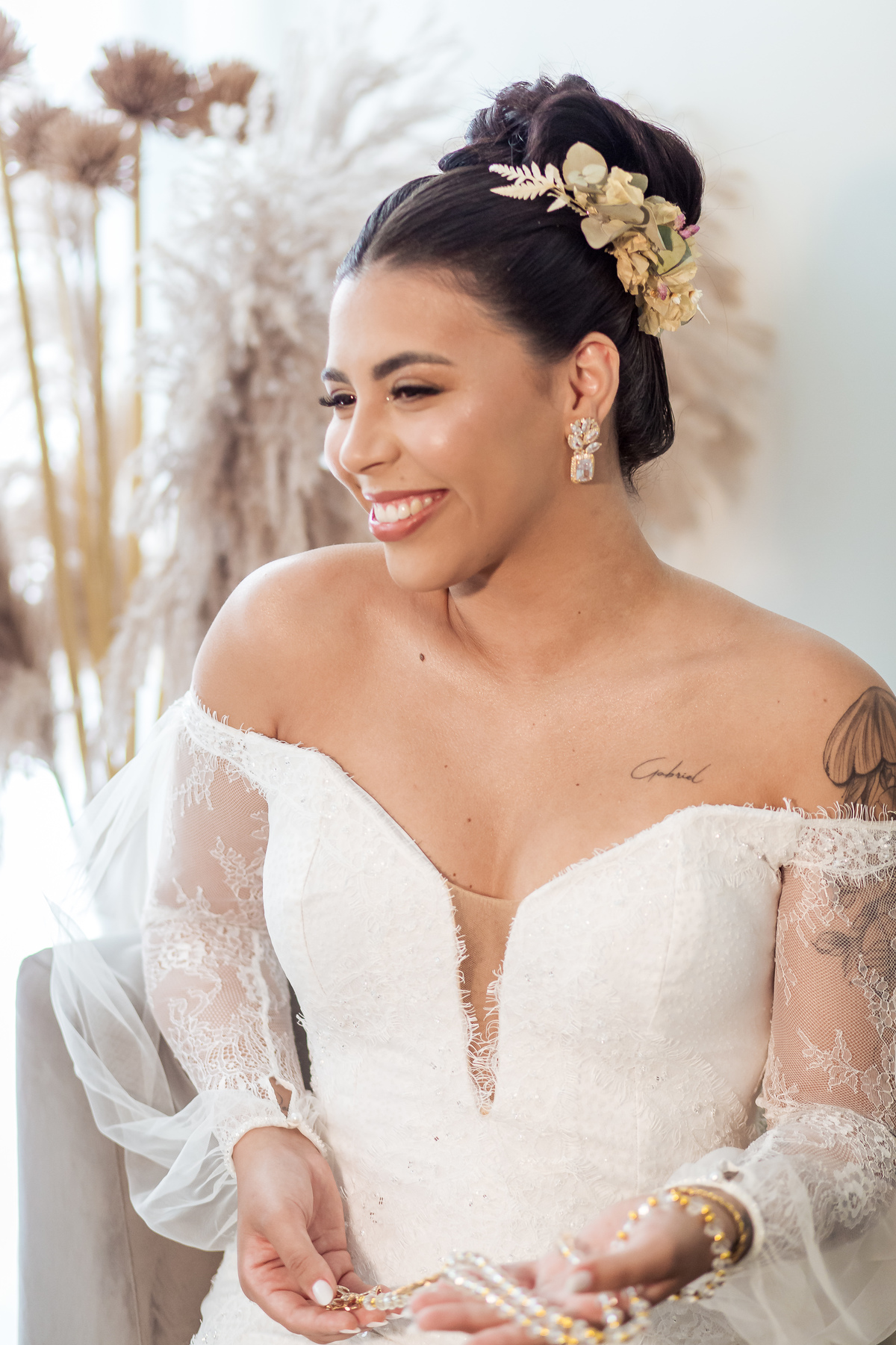 Penteado da noiva elaborado com elegância para complementar o véu clássico.
Making of da noiva registrando momentos íntimos antes da cerimônia.