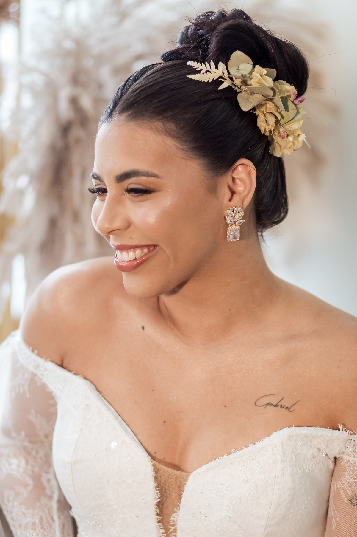 Penteado da noiva adornado com flores delicadas para um visual romântico.
Making of da noiva capturando a ansiedade e alegria nos preparativos.